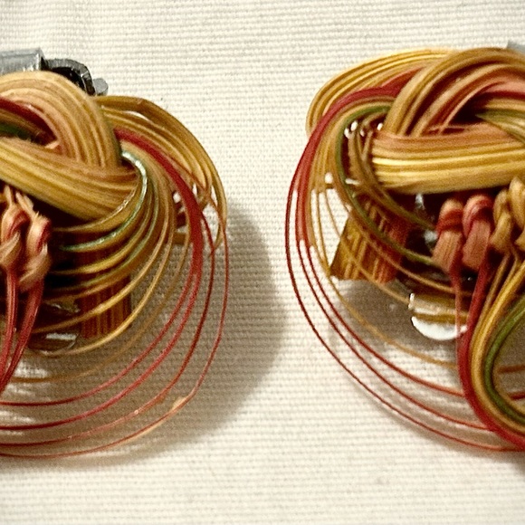 VINTAGE HAND-MADE WOVEN RAINBOW BAMBOO BROOCH & EARRINGS (CIRCA 1960)… - Picture 4 of 4